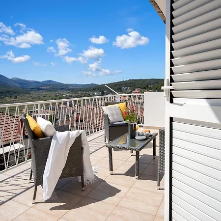 Franicevic With Spacious Terrace And Beautiful View Apartment