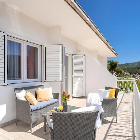 Apartment Franicevic With Spacious Terrace And Beautiful View Jelsa (Hvar)