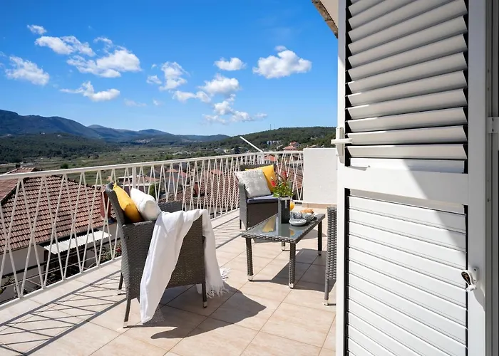 Franicevic With Spacious Terrace And Beautiful View Apartment